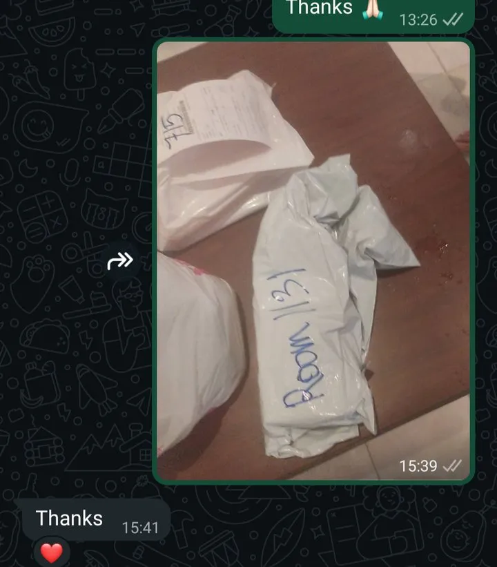 WhatsApp-Chat: Foto des neutral verpackten Pakets mit Zimmernummer, TEREA Turquoise per Grab in 2 Stunden ins Hotel in Bangkok